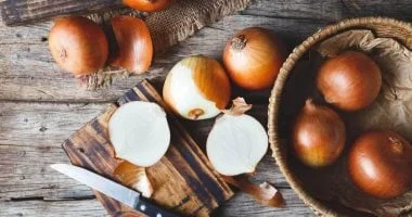 4 حيل سهلة لإزالة رائحة البصل من يديك في حوض المطبخ 