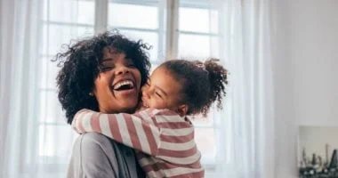 ما معنى التربية الإيجابية ومتى تكون صحيحة؟ مش دلع طول الوقت 