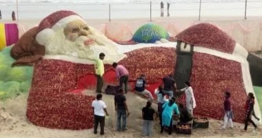 هندي ينحت تمثال بابا نويل من 1.5 طن تفاح وطوله مذهل 