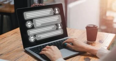 الوقوع في حب AI: كيف صار الشات بوت مستمعًا للقلوب؟ 