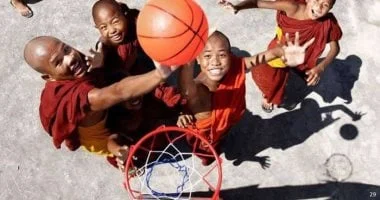 الحياة اليومية للرهبان الصغار في ميانمار بين الروحانيات والطفولة 