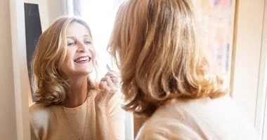 دراسة يابانية: أحمر الشفاه يعزز لياقة المرأة ومزاجها 