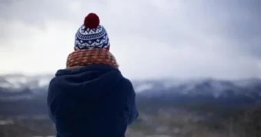 خبراء يحذرون من أضرار الملابس الثقيلة للأطفال في الشتاء 