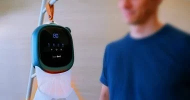 جهاز سفر مبتكر لتجفيف وكي الملابس بلا استخدام اليدين 