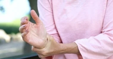 ممارسة يومية خاطئة تزيد حدة التهاب المفاصل وكيفية تصحيحها 