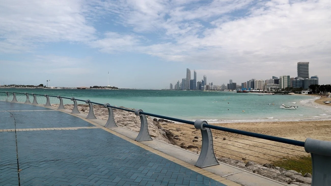 طقس غائم مع احتمال هطول الأمطار 