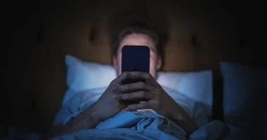 68% من الأمريكيين يستخدمون الهاتف في الحمام و40% أثناء مواعيد غرامية 