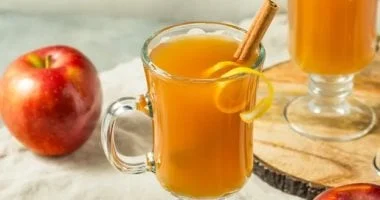 مشروب التفاح الساخن والقرفة لعلاج نزلات البرد والإنفلونزا 