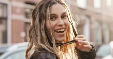 تسريحات شعر أنيقة بالربطات المطاطية الملونة 