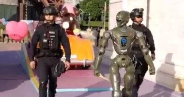 دوريات أمنية لشرطي آلي مع ضباط صينيين 