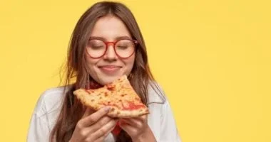 أسباب الرغبة الشديدة في تناول الطعام ليلاً وكيف تتحكم في نفسك 