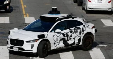 الذكاء الاصطناعي الفيزيائي يعزز اكتشاف فقدان السيطرة في السيارات 