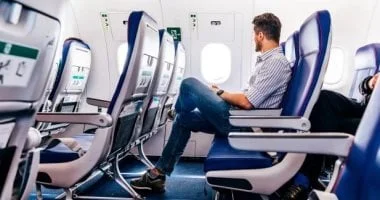 لماذا تختار بعض شركات الطيران المقاعد الزرقاء؟ لن تصدق السبب 