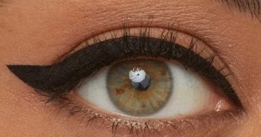 خطوات اختيار سمك الآيلاينر المناسب للعينين لإطلالة مميزة 