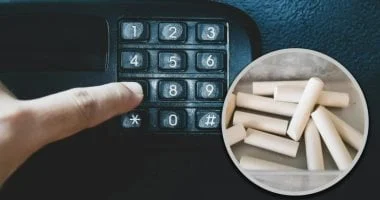 طلاب صينيون يستعملون غبار الطباشير لفتح خزنة الهواتف 