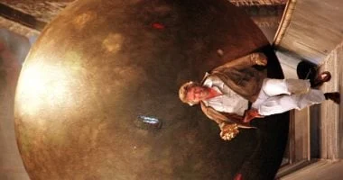 موظف يمنع وصول صخرة للجمهور في إحدى منتزهات ديزني 