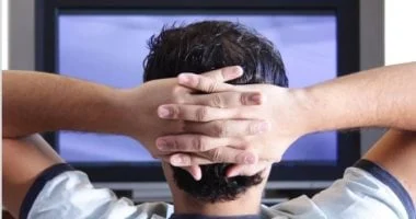 لماذا يؤثر الجلوس لساعات طويلة أمام التلفزيون على الأعصاب؟ 