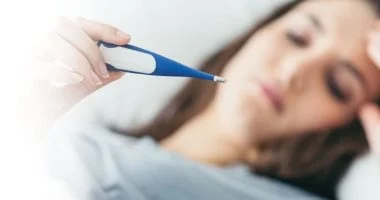 أخطاء يجب تجنّبها عند التعامل مع الحمى، منها تجاهل العلامات التحذيرية 