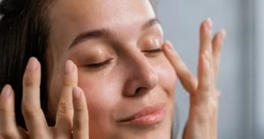 سبع خطوات سهلة لروتين مسائي للبشرة الجافة في الشتاء 