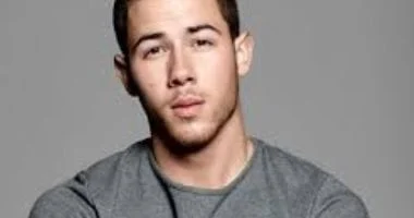 تحدى وسط الأضواء: جوناس حوّل مرض السكري إلى قصة نجاح 