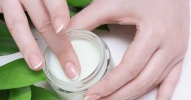 وصفات طبيعية لترطيب اليدين في الشتاء: اجعلها روتينًا ثابتًا في يومك 
