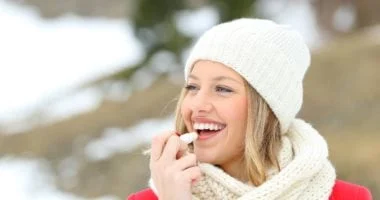 أربعة خطوات لحماية شفاهك من جفاف الشتاء: التقشير مهم مثل الترطيب 