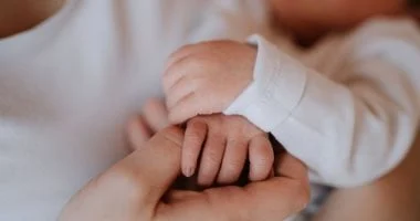 كيف تعتنين بنظافة رضيعكِ أثناء انخفاض الحرارة 