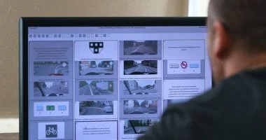 غُرِّم روسي لارتداء جاكيت مزود بكاميرا للغش في امتحان المرور 