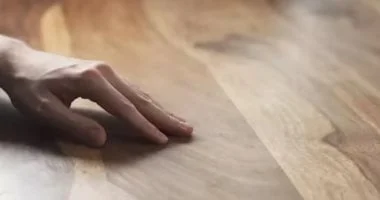 أسرار عبارة أمسك الخشب: من الخرافة إلى التأثير النفسي 