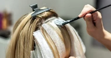 تفسير حلم صبغ الشعر: مرحلة جديدة في حياتك وأبرز التأويلات 