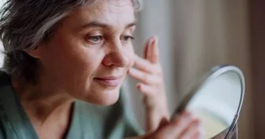 8 حيل احترافية تمنع تكتل المكياج على البشرة بعد سن الأربعين 