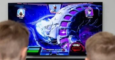 أب يدعم ابنه في ترك الدراسة والانشغال باللعب 