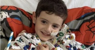 ظنت أنه يمزح.. بريطانية تكتشف مرضاً قديماً ونادراً عند طفلها من مشيه 