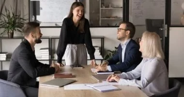 هل تحب السلطة أم الانطواء؟ اكتشف شخصيتك باختيار مقعدك في الاجتماعات 