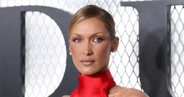 بيلا حديد تتألق بفستان أحمر في نيويورك 