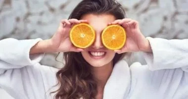فوائد فيتامين سي: درع البشرة والمناعة والقوة 