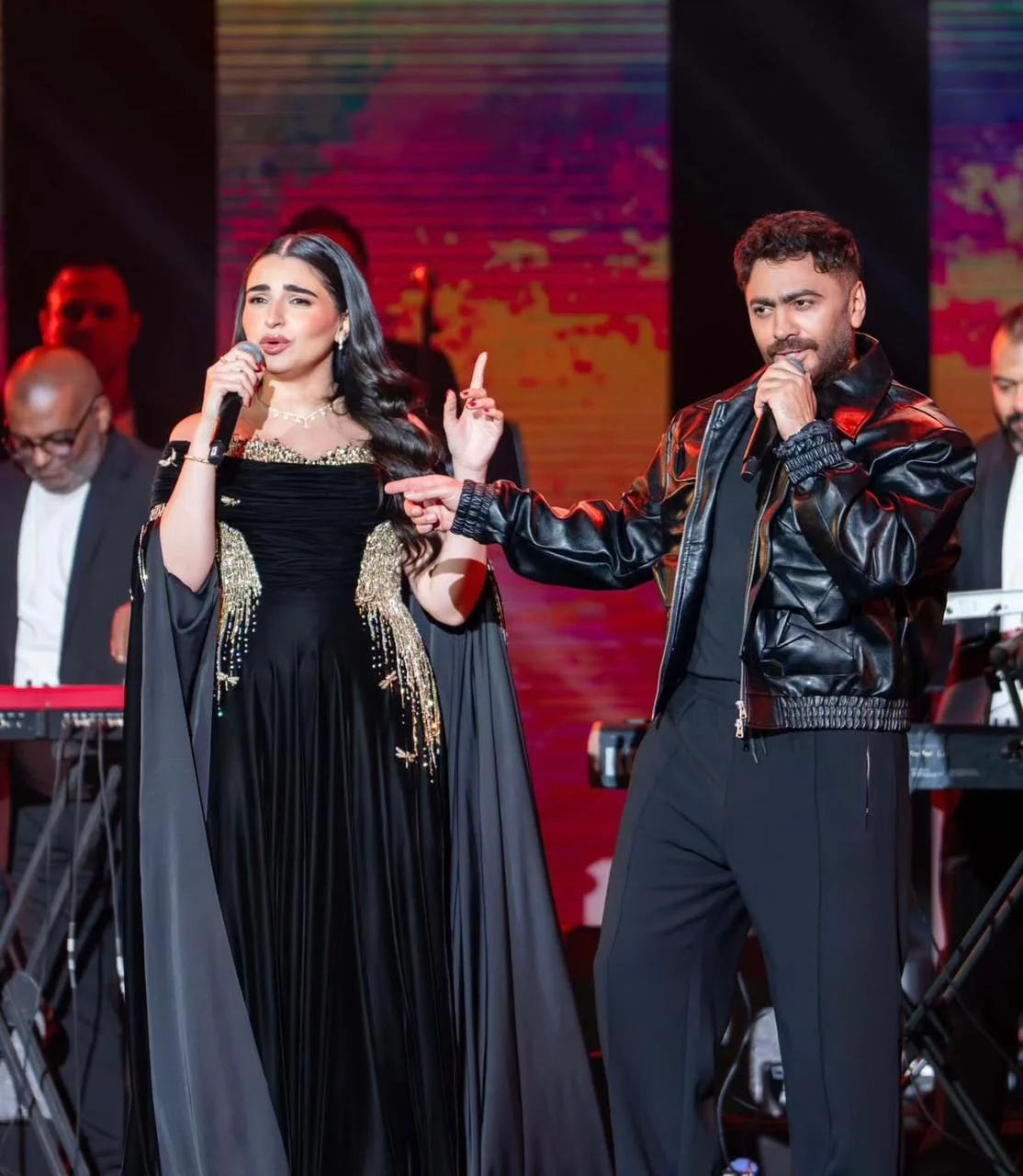 تامر حسني ومهى فتوني يشعلان مسرح المجاز في ليلة طربية مميزة 