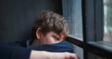 علامات في لغة الجسد تدل على أن طفلك يواجه موقفاً صعباً 