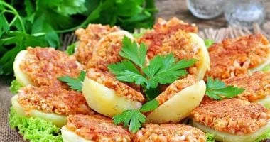 بطاطس محشوة بالجبنة واللحم المفروم: تحضير سهل 