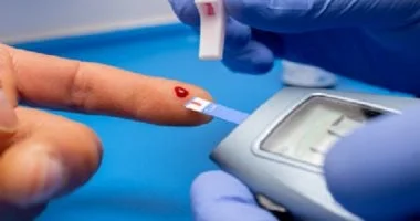 علامات ارتفاع السكر في الدم: لماذا تشعر بالعطش وتشوش الرؤية 