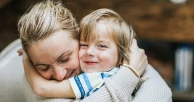 احتضان الأم يمنح الطفل 5 فوائد أبرزها تقوية الذكاء 