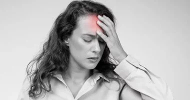 لا تعتمد على المسكنات: علامات تدل على أن صداعك يحتاج تقييمًا طبيًا 