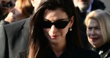 مشاهير يحضرون جنازة فالنتينو غارافاني بملابس سوداء من تصميمه 