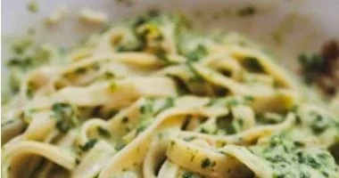 المعكرونة بالصلصة البيضاء والسبانخ المشوحة وصفة لذيذة يحبها أطفالك 