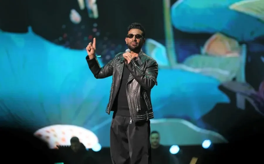 في حفل موسم الرياض، يغنيان أحمد سعد والموهبة مهند الباشا أغنية لـ عبد المجيد عبد الله 