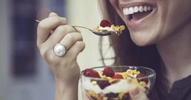 أطعمة محظورة وأخرى مفيدة لمن يعاني من الشرخ الشرجي 