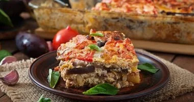 طريقة إعداد المسقعة باللحم المفروم والجبن 