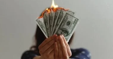 إذا سألت نفسك إلى أين يذهب فوضاك؟ 10 أمور تستنزف أموالك بلا شعور 