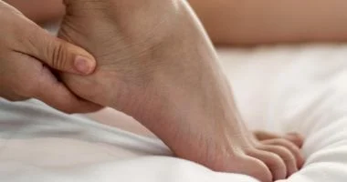 آلام الكعب الشديدة: ما هو التهاب اللفافة الأخمصية؟ 