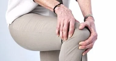 لماذا يحذر الأطباء من تجاهل كسور المسنين؟ 6 طرق للوقاية 